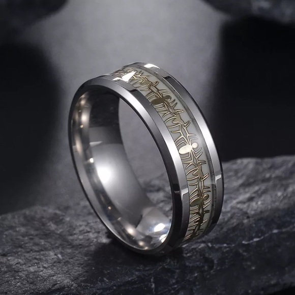 Glow in The Dark Gold Spiderman Ring - Picture 3 of 6